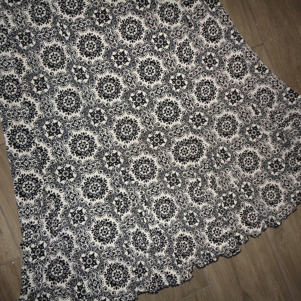 SUSAN LAWRENCE BLACK & WHITE MEDALLION SKIRT SZ L